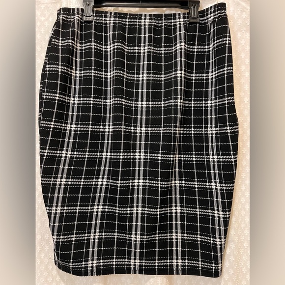 SHEIN Dresses & Skirts - Shein Curve Grid Pencil Skirt 2XL. (SK3)